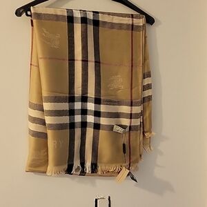 Athletic Burberry  cashmere scarf